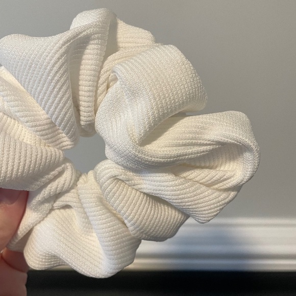 5 for $20: American Eagle scrunchies - Picture 8 of 8